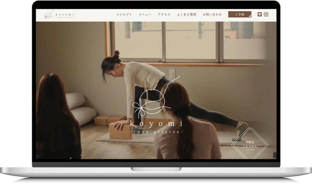 koyom yoga pilatesのサイトのモックアップ画像